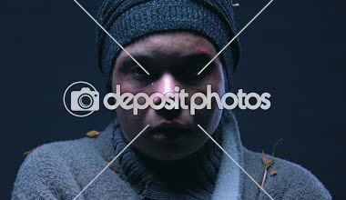 Ağlayan, yoksulluk, closeup yaşayan çaresiz genç evsiz kadın portresi