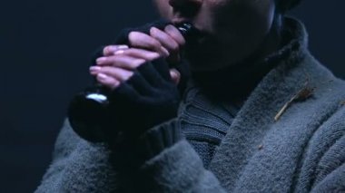 Açgözlülükle içiyor bira, alkol bağımlılığı kavramı, kendini imha dilenci