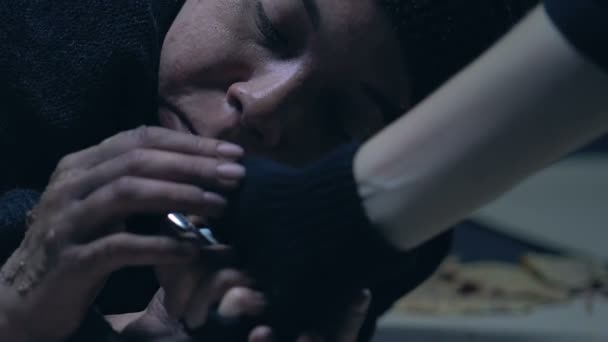 Подростковый Нищий Закуривает Сигарету Другу Наркомания Среди Бездомных Детей — стоковое видео