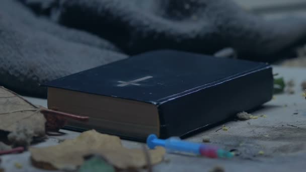 Αγία Γραφή Και Ναρκωτικά Σύριγγα Στο Πεζοδρόμιο Ελπίδα Για Θεραπεύοντας — Αρχείο Βίντεο