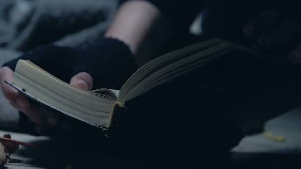 Άστεγοι Ανάγνωση Βίβλων Πάρει Την Πίστη Στην Σωτηρία Και Καλύτερη — Αρχείο Βίντεο