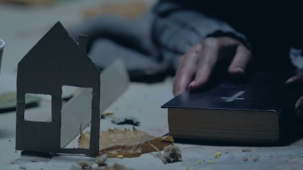 Flygtninge Med Bibel Beder Hjemmet Drømmer Husly Papirhus Som Symbol – Stock-video