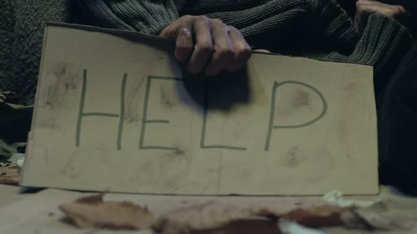 ヘルプ記号 低所得の人々 のための社会貢献プログラムを保持しているホームレスの女性 — ストック動画