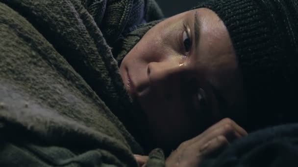 无家可归的男孩在街头冻死 失踪的家和家人 被社会遗弃 — 图库视频影像