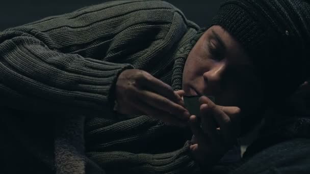 Podrážděný Bezdomovec Nedokáže Světlo Cigaretu Závislosti Kouření Closeup — Stock video