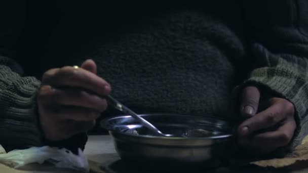 手の震える食べる乞食 ホームレスの貧しい人々 のためのチャリティー ディナー — ストック動画