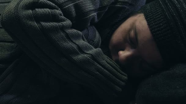 Доброволец Покрывающий Бедняка Одеялом Заботящийся Бездомных Благотворительность — стоковое видео