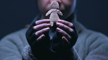 Evsiz yetim sarılma küçük kağıt adam, Aile ve daha iyi hayat rüya