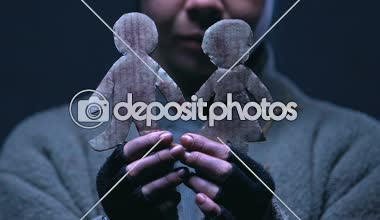 Teen dilenci küçük kağıt adamlar, sarılma anne ve daha iyi hayat rüya