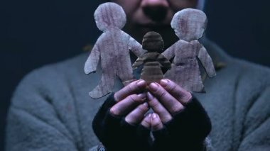 Sahipsiz sokak çocuk küçük kağıt adamlar, sarılma büyük mutlu bir aile hayal