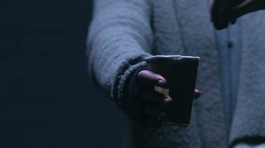 Kişi bağışta, dilenci eğilimli baş ona muhtaç kurumuna teşekkür etmek