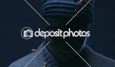 Acı aşırı yoksulluk ve açlık gıda için para isteyen Dilenci Kupası, holding