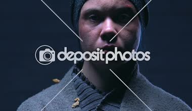 Aç dilenci elini, holding gıda, yoksulluk içinde umutsuz hayat için para isteyen