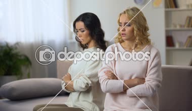 Ayrı ayrı evde koltukta oturan iki kadın arkadaş kavga sonra rahatsız