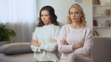 Sarılma ve kadın arkadaşıyla kavga sonra kapalı kaynaştıran genç kadın