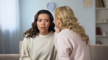 Evde kanepede oturan ve arkadaşına, samimi konuşma sır söylemek kadın