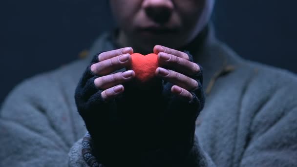 Ζητιάνος Κρατώντας Παιχνίδι Καρδιά Σύμβολο Της Φιλανθρωπίας Βοήθεια Άστεγους Κοντινό — Αρχείο Βίντεο