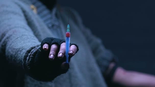 Syringe Met Heroïne Close Drugsverslaafde Elektronische Injectie Hiv Transmissie Risico — Stockvideo
