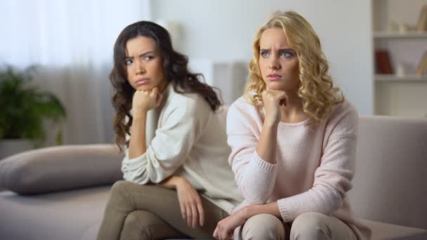 ソファに座っている つの気分を害した若い女性の親友とけんか心配 — ストック動画