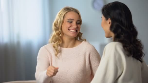 Mujeres Sentadas Casa Sonrientes Abrazadas Buenas Noticias Amistad — Vídeo de stock