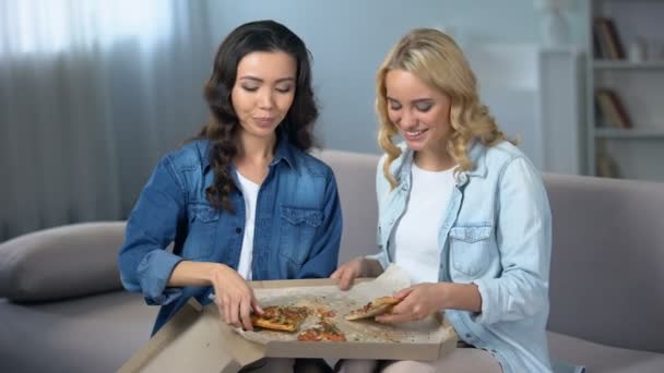 Twee Vriendinnen Eten Pizza Thuis Verlaten Laatste Stukje Vak Partij — Stockvideo