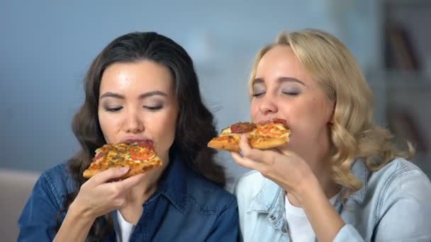 Hongerige Vriendinnen Genieten Van Heerlijke Pizza Italiaanse Keuken Levering Van — Stockvideo