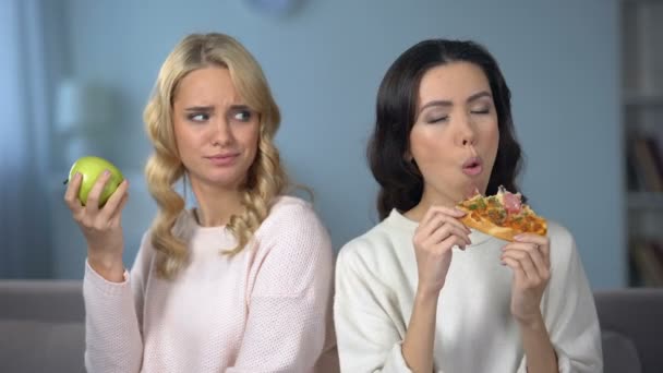 Lady Comer Pizza Enquanto Amigo Sexo Feminino Desfrutar Maçã Verde — Vídeo de Stock