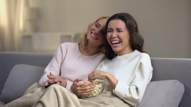 Дві Молоді Дівчата Дивляться Комедію Попкорном Сміються Дозвілля Вдома — стокове відео