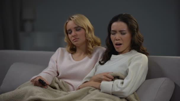 Дві Втомлені Жінки Дивляться Довгу Нудну Телевізійну Програму Вдома Сплять — стокове відео