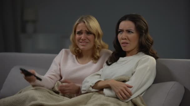Zwei Junge Freundinnen Sehen Reality Show Verwirrt Passiert Ist Ruhe — Stockvideo