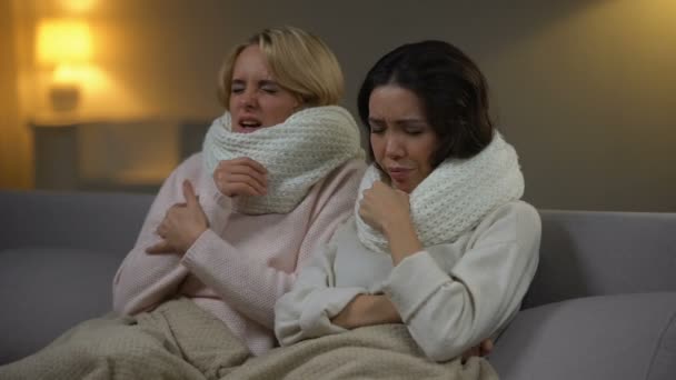 Duas Meninas Doentes Sentadas Com Lenços Cama Espirros Vírus Gripe — Vídeo de Stock