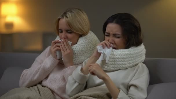 Jovens Estudantes Cachecóis Espirrando Tecido Sofrendo Gripe Epidemia Inverno — Vídeo de Stock