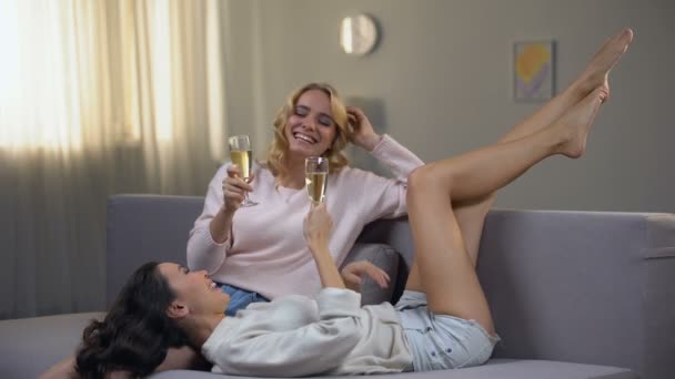 Mujeres Jóvenes Sonriendo Alegremente Bebiendo Champán Divirtiéndose Juntas — Vídeos de Stock