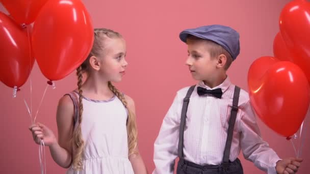 Junge Und Mädchen Halten Rote Herzballons Der Hand Und Schauen — Stockvideo