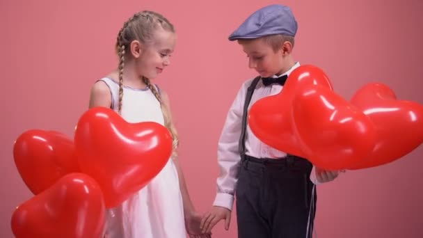 Niedliches Kleines Pärchen Mit Luftballons Den Händen Und Lächelnd Kinder — Stockvideo