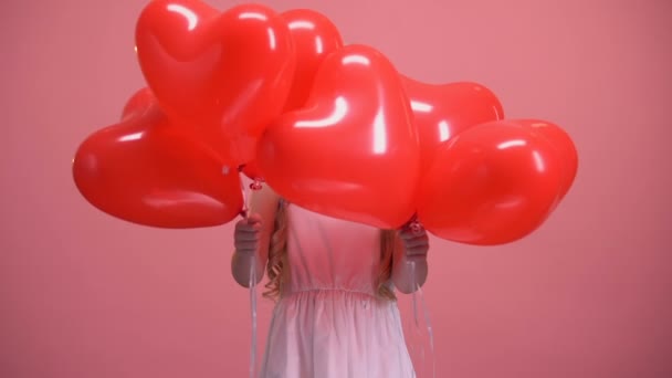 Schattig Meisje Verstopt Achter Hartvormige Ballonnen Valentines Dag Verrassing — Stockvideo