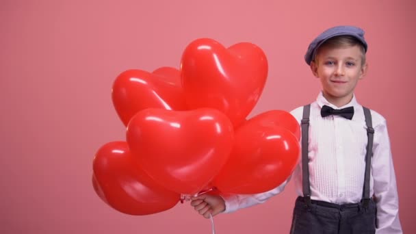 Niño Ropa Vintage Con Globos Forma Corazón Sonriendo San Valentín — Vídeos de Stock