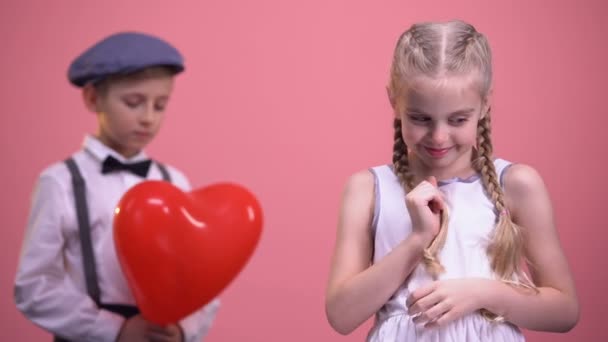 Roztomilá Dívka Copánky Úsměv Kamery Plachý Chlapec Pozadí První Láska — Stock video