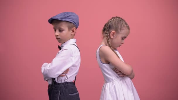 Triste Pareja Niños Pie Silencio Después Pelea Fondo Rosa Aislado — Vídeos de Stock