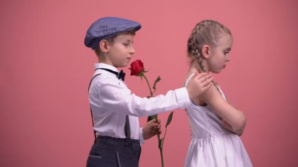 Gentleman Garçon Avec Rose Rouge Excusant Auprès Petite Amie Offensée — Video