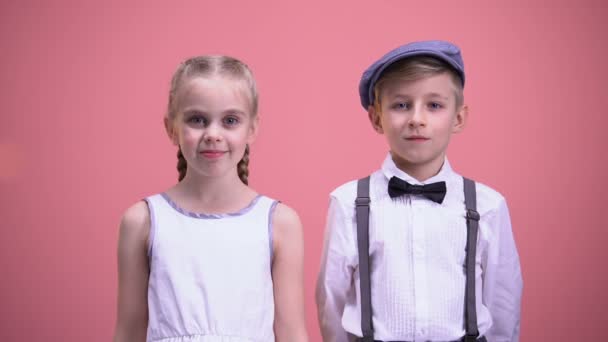 Niño Niña Cerrando Los Ojos Con Corazones Papel Divirtiéndose Día — Vídeos de Stock