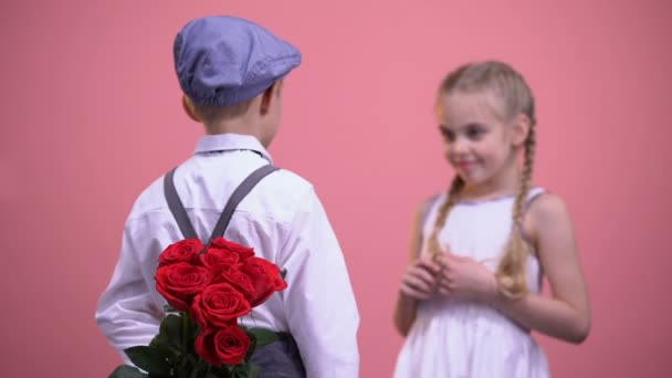 Jonge Jongen Formele Kleding Verbergen Rozen Achter Rug Presenteren Aan — Stockvideo