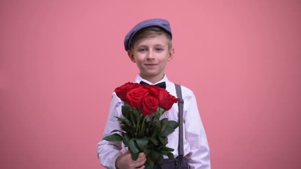Χαριτωμένο Τζέντλεμαν Αγόρι Παρουσιάζοντας Μπουκέτο Από Κόκκινα Τριαντάφυλλα Κάμερα Ημέρα — Αρχείο Βίντεο