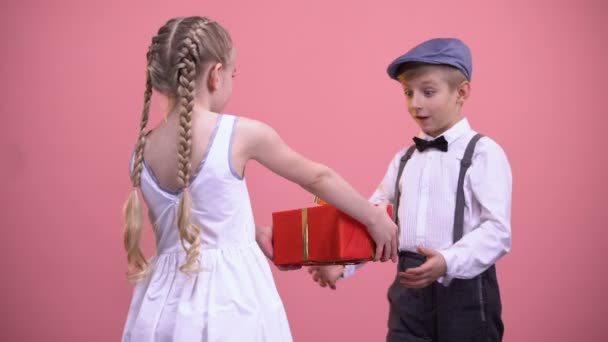 Menina em vestido branco dando presente embrulhado para namorado, Dia dos Namorados — Vídeo de Stock