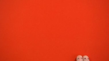 Parmak yüz çift aşk, üstten görünüm, aşk üçgeni, bakarak ağlayan ihanet