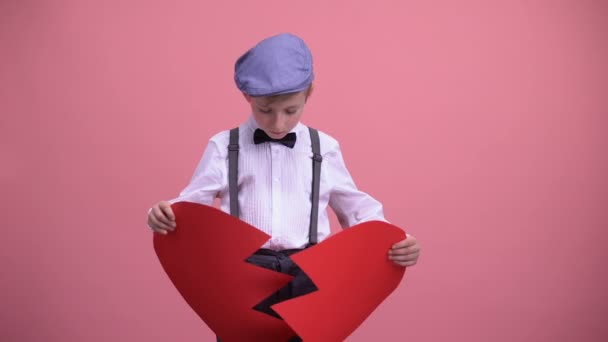 Ragazzino in abiti vintage cercando di risolvere rosso rotto cuore giocattolo amore non corrisposto — Video Stock