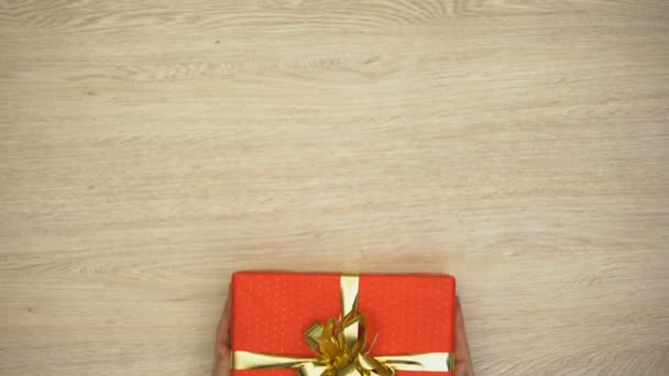 Manos Mujer Poniendo Caja Regalo Sobre Fondo Madera Celebración Vacaciones — Vídeos de Stock