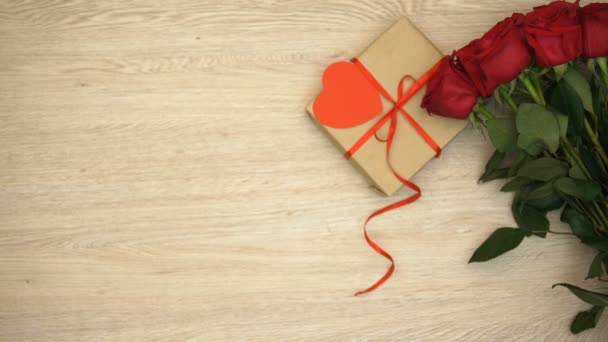 男性手持订婚戒指在木背景与礼品盒和玫瑰 — 图库视频影像