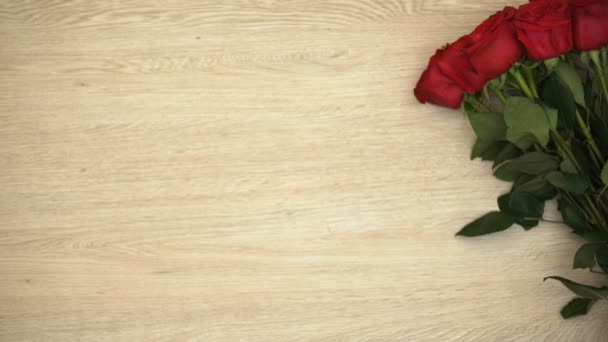 Γίνε Βαλεντίνος Μου Φράση Και Μάτσο Τριαντάφυλλα Που Απομονώνονται Ξύλινο — Αρχείο Βίντεο