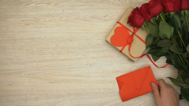 Valentines Phrase Background Gift Roses Hand Putting Envelope — ストック動画